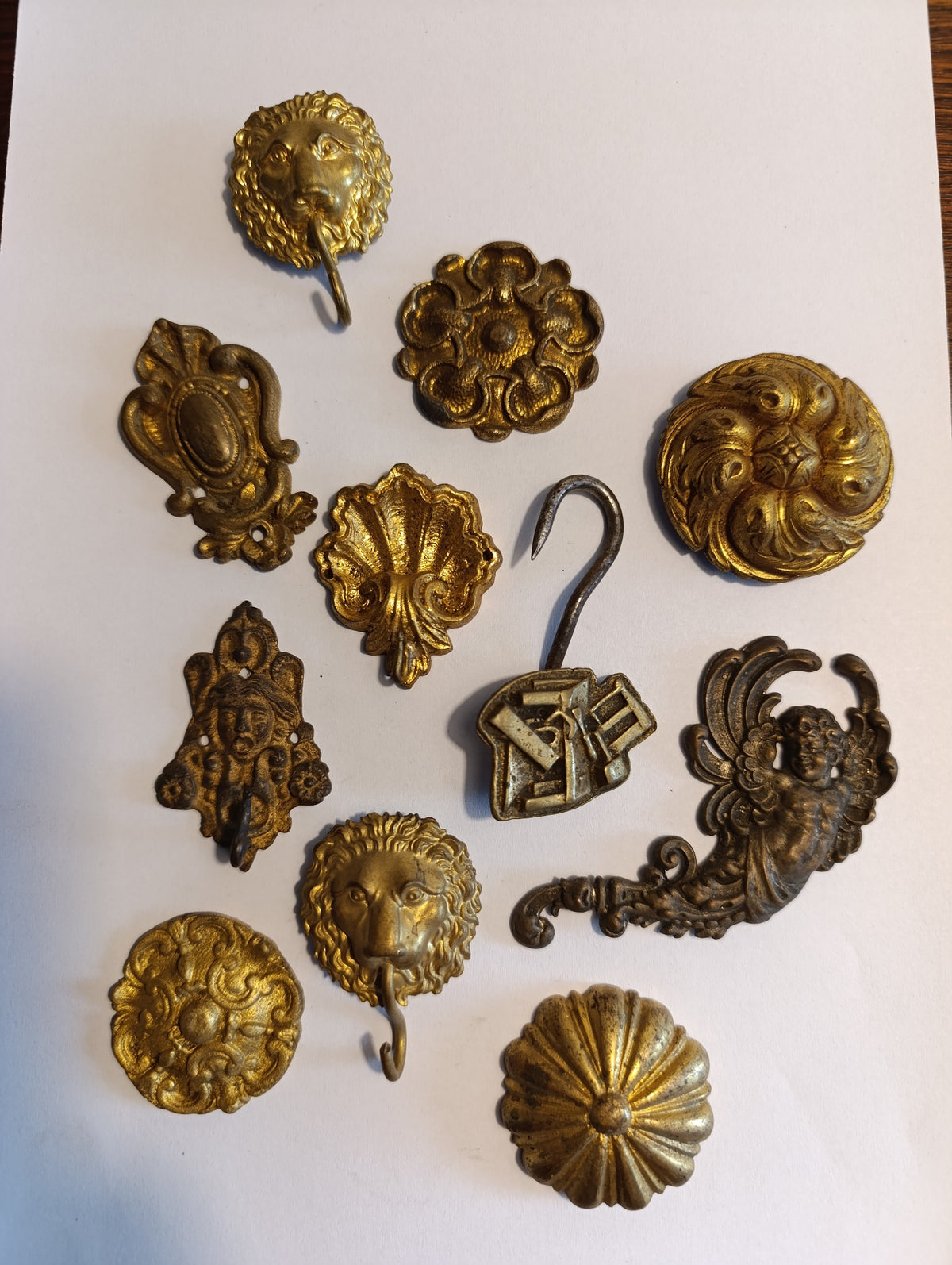 Lot de 10 ornements anciens en métal doré – lions, rosaces et crochets