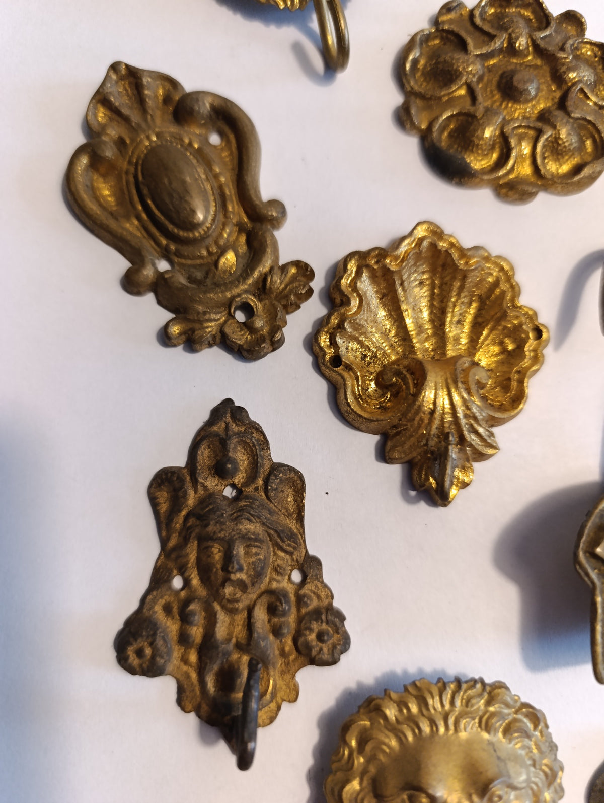 Lot de 10 ornements anciens en métal doré – lions, rosaces et crochets