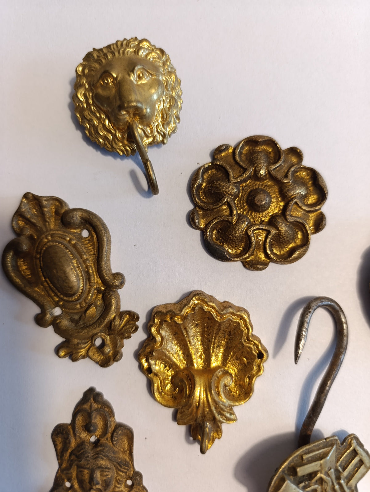 Lot de 10 ornements anciens en métal doré – lions, rosaces et crochets