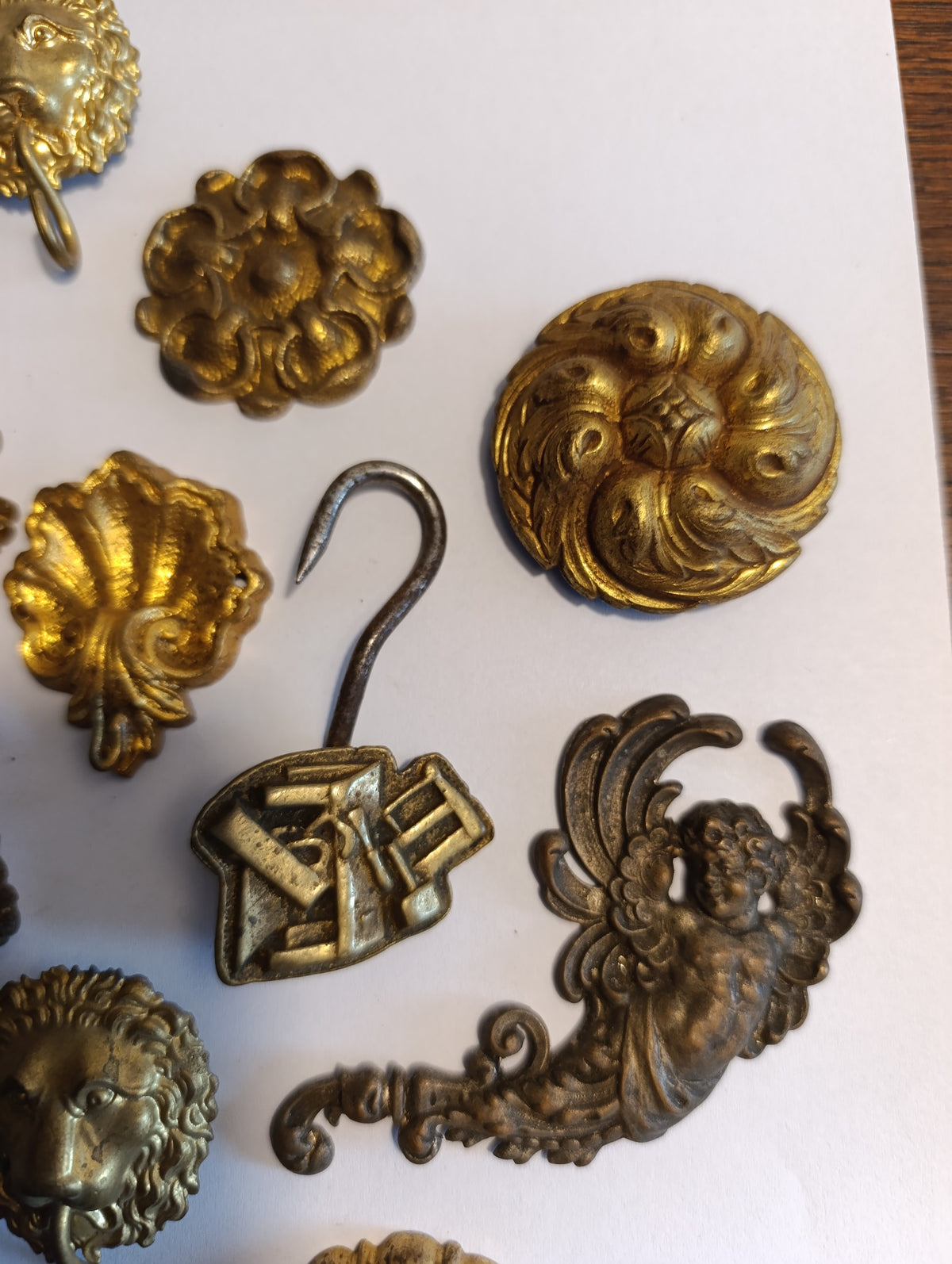 Lot de 10 ornements anciens en métal doré – lions, rosaces et crochets