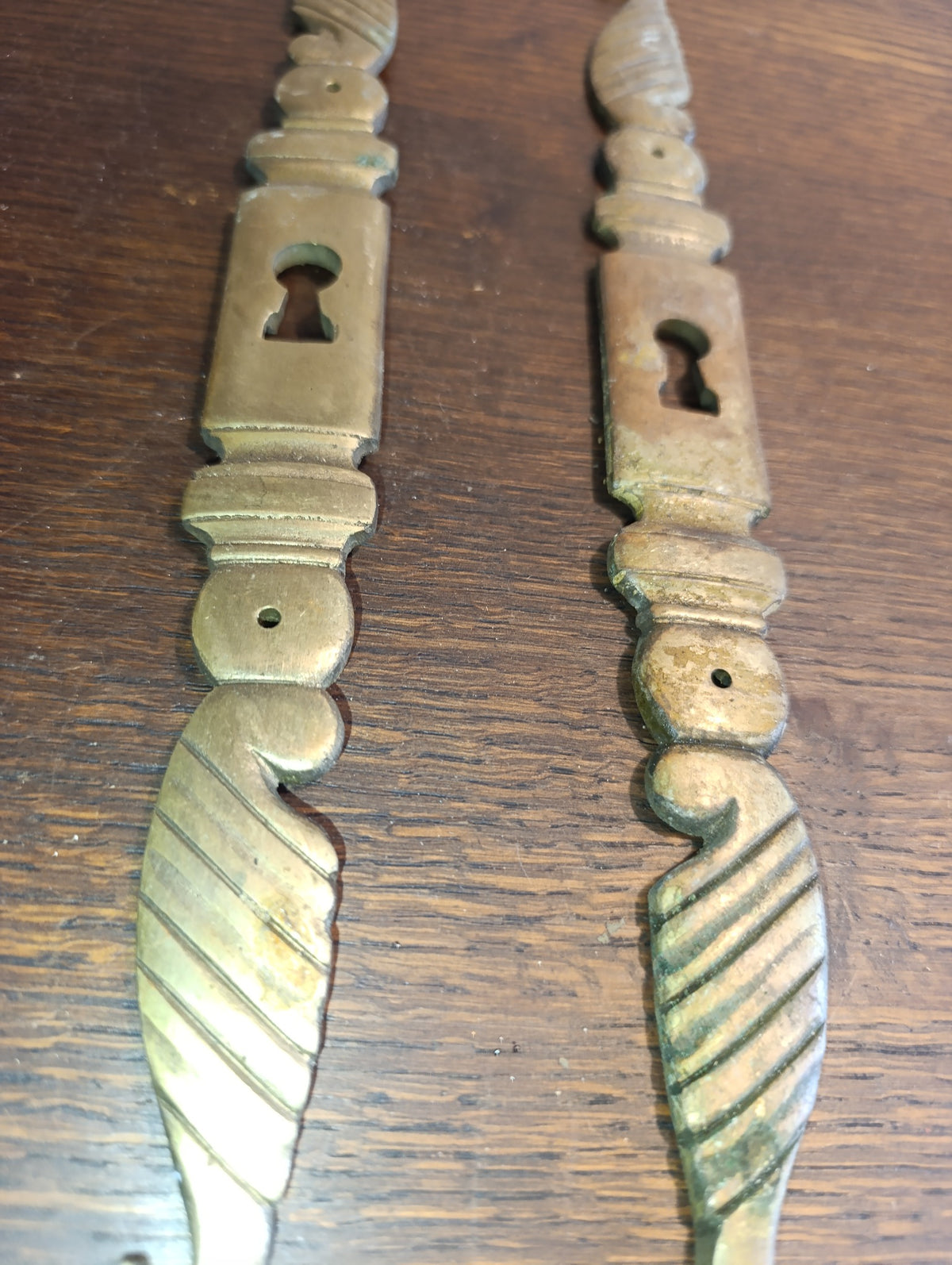 Paire d’entrées de serrure anciennes décoratives – 35 cm