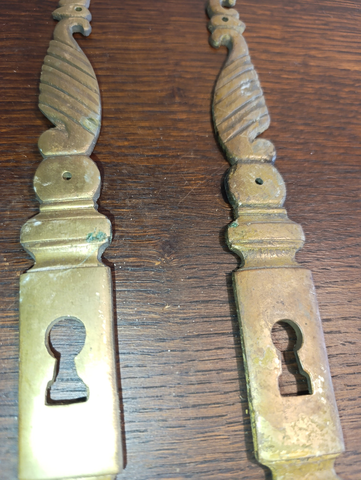 Paire d’entrées de serrure anciennes décoratives – 35 cm