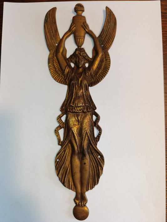 Ornement de meuble à figure féminine ailée – métal doré – 27,5 cm