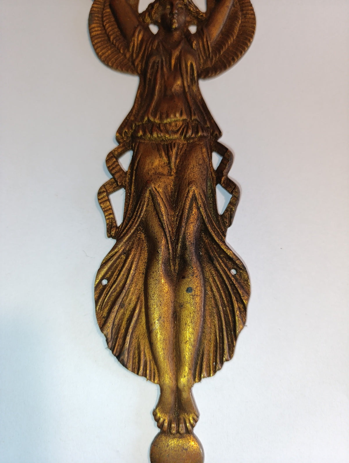 Ornement de meuble à figure féminine ailée – métal doré – 27,5 cm