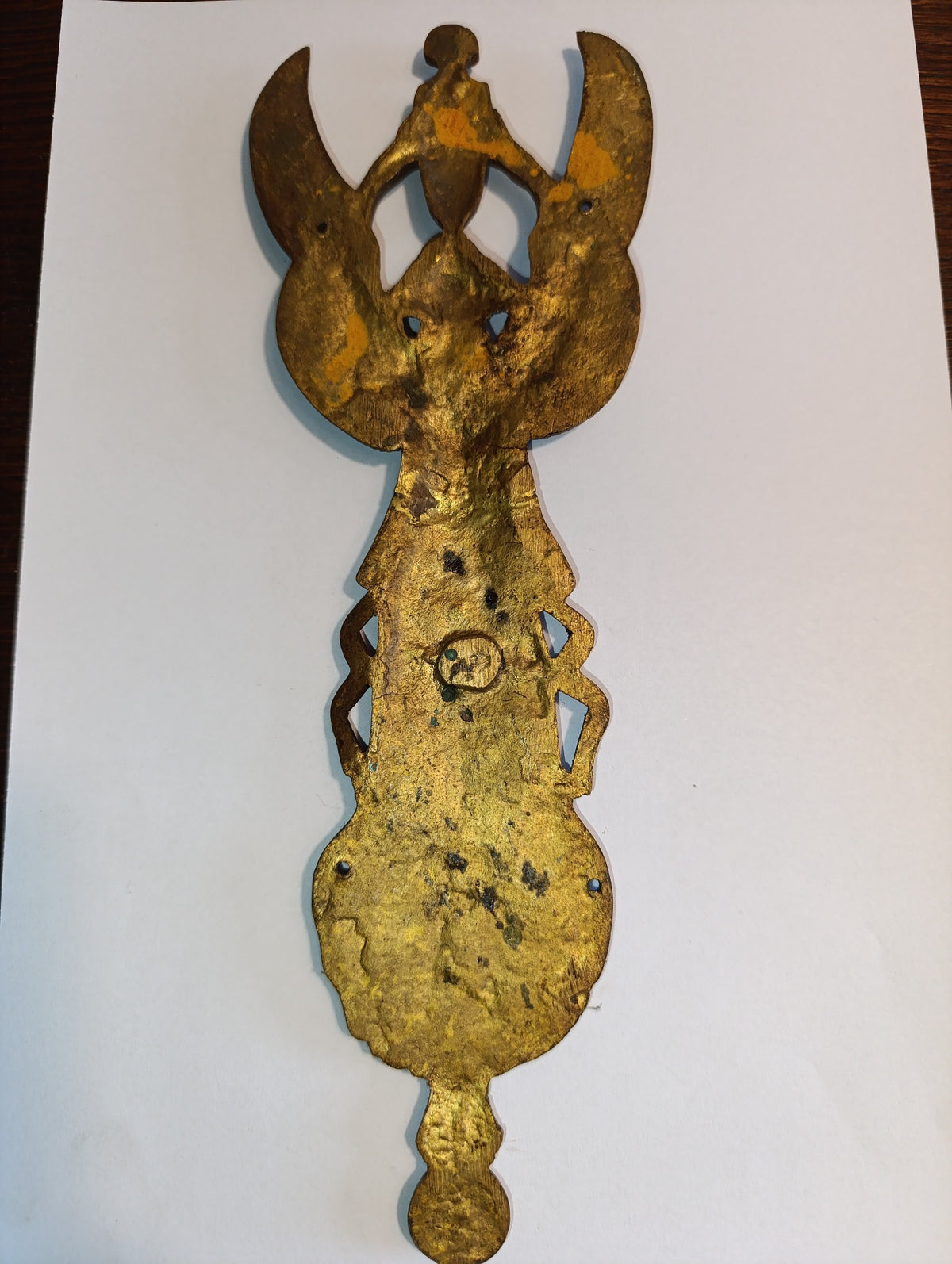 Ornement de meuble à figure féminine ailée – métal doré – 27,5 cm