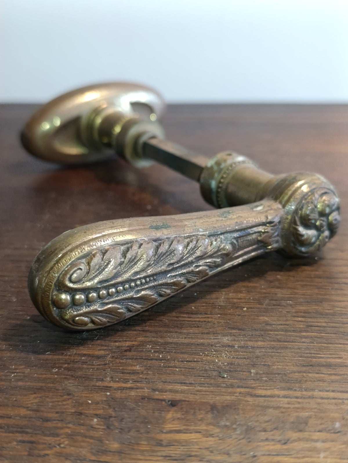 Ensemble de poignées de porte anciennes – béquille et bouton ovale décorés