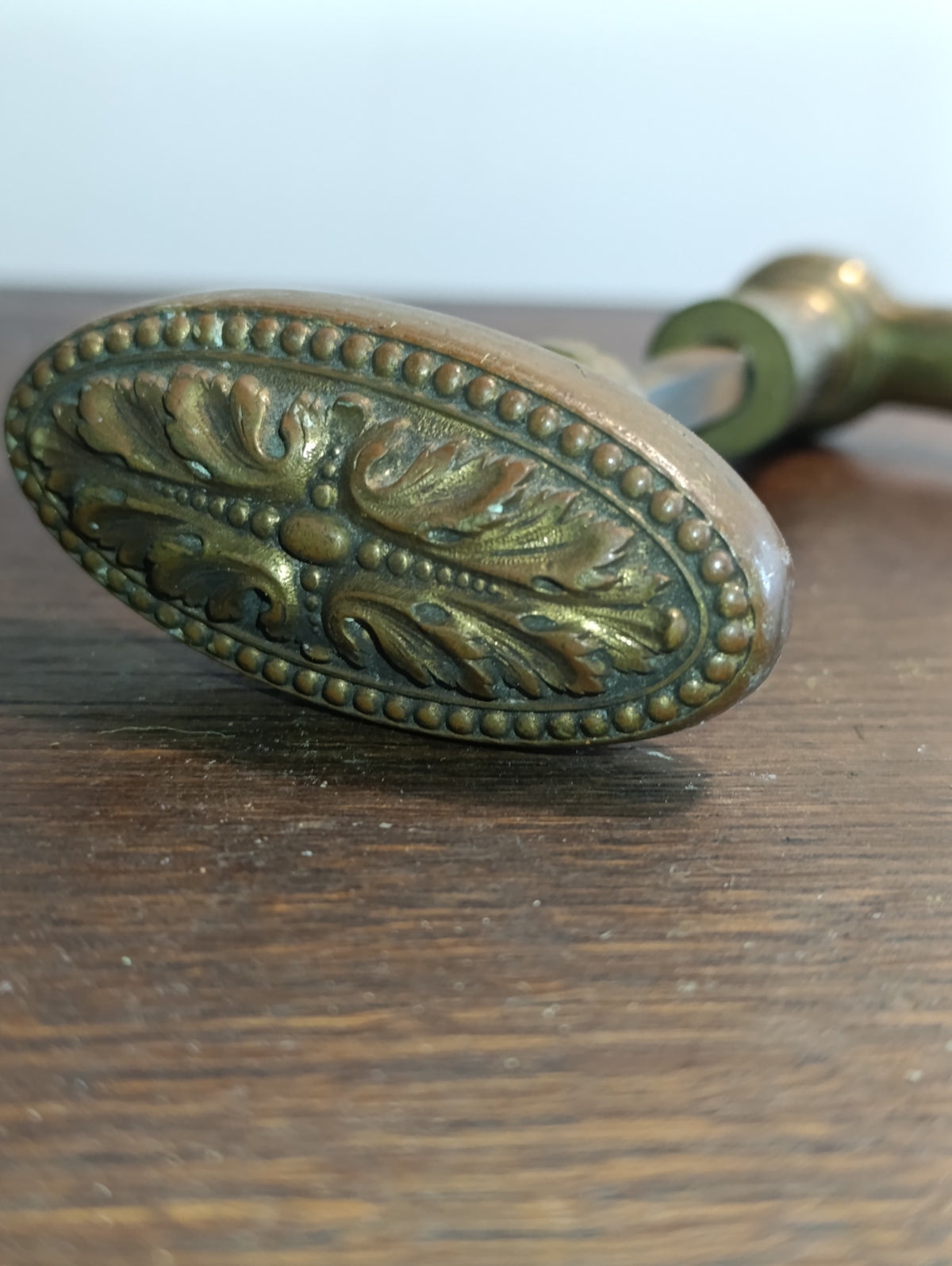 Ensemble de poignées de porte anciennes – béquille et bouton ovale décorés