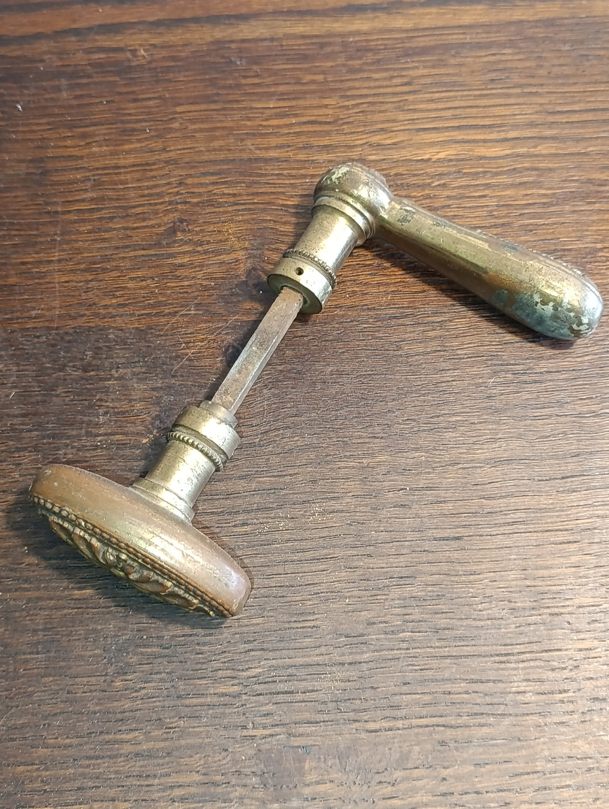 Ensemble de poignées de porte anciennes – béquille et bouton ovale décorés