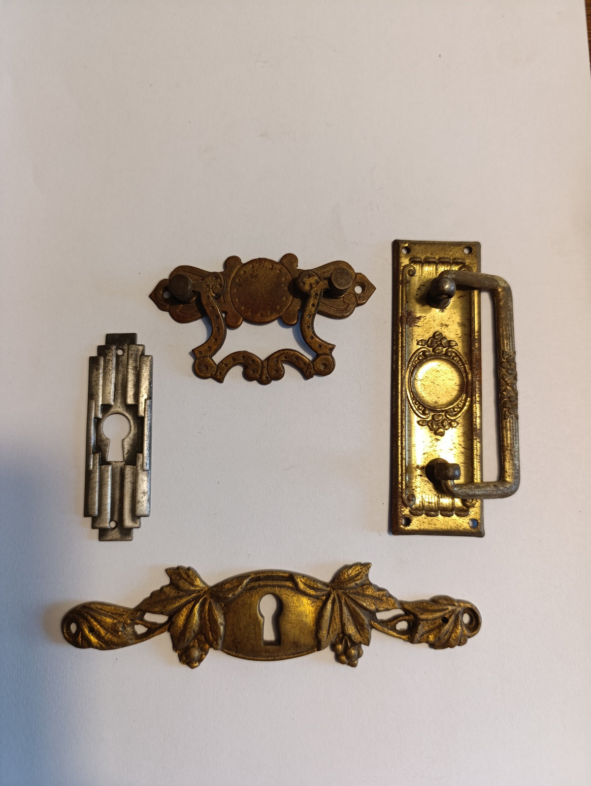 Lot de 4 garnitures de meuble anciennes – poignées et entrées de serrure