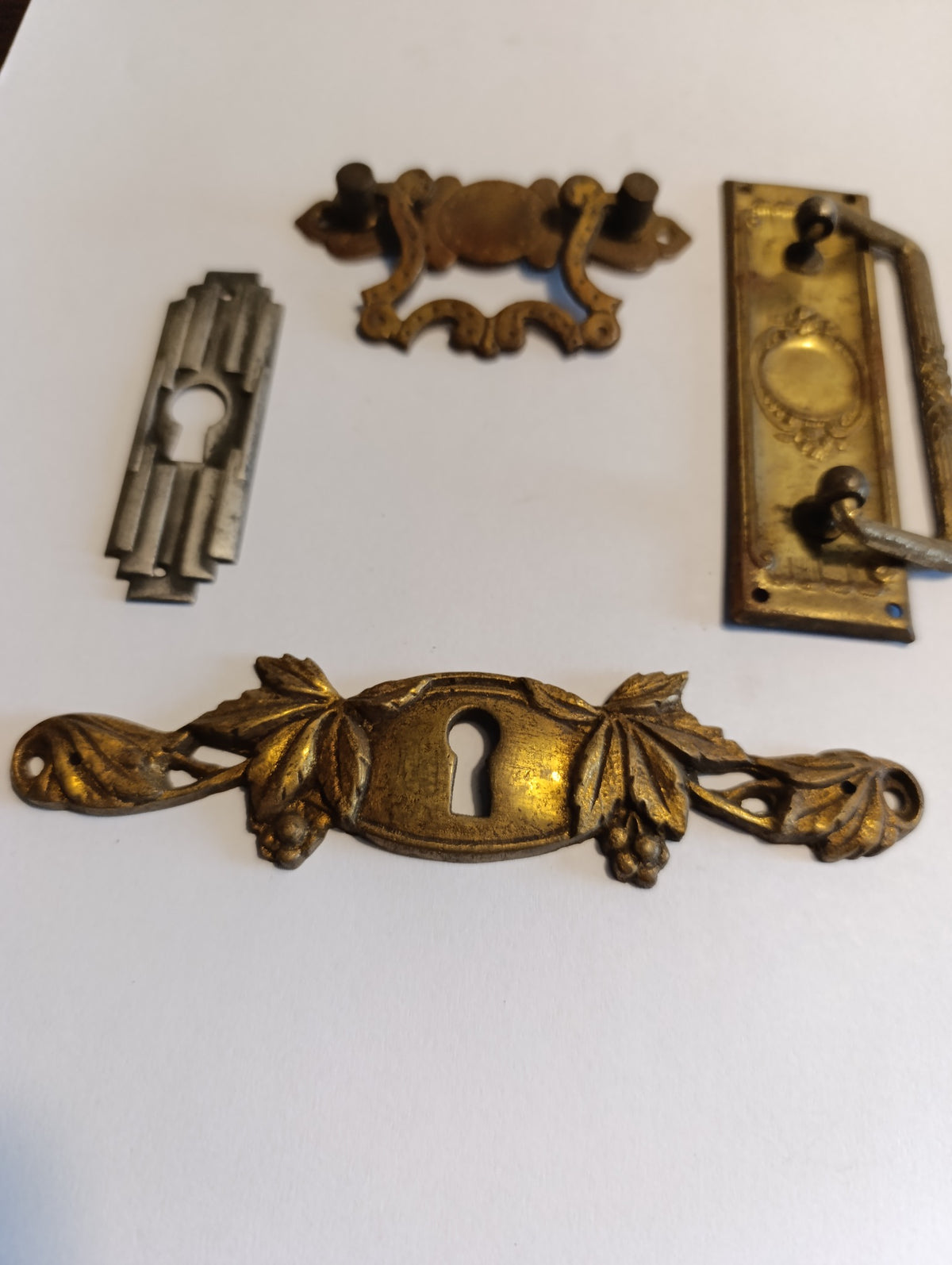 Lot de 4 garnitures de meuble anciennes – poignées et entrées de serrure