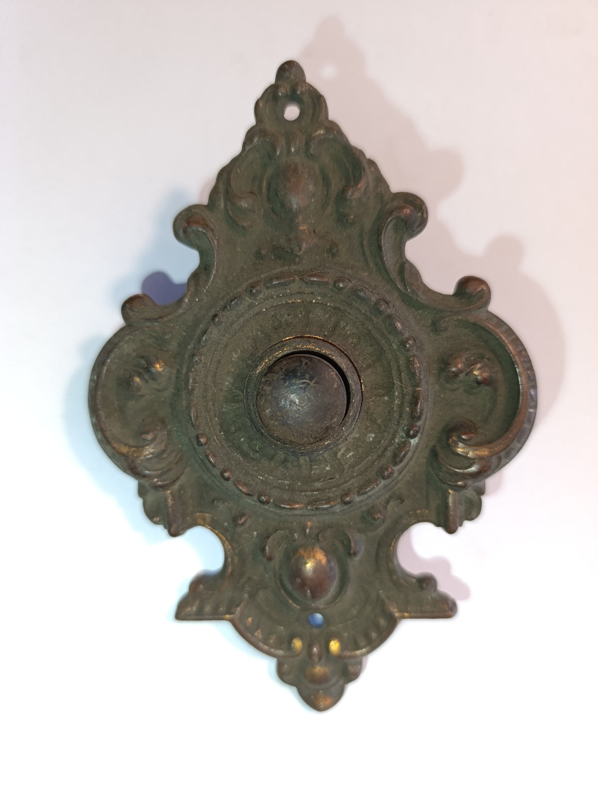 Ancien bouton de sonnette sur platine ouvragée – 13 cm – à restaurer