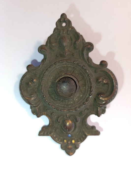 Ancien bouton de sonnette sur platine ouvragée – 13 cm – à restaurer