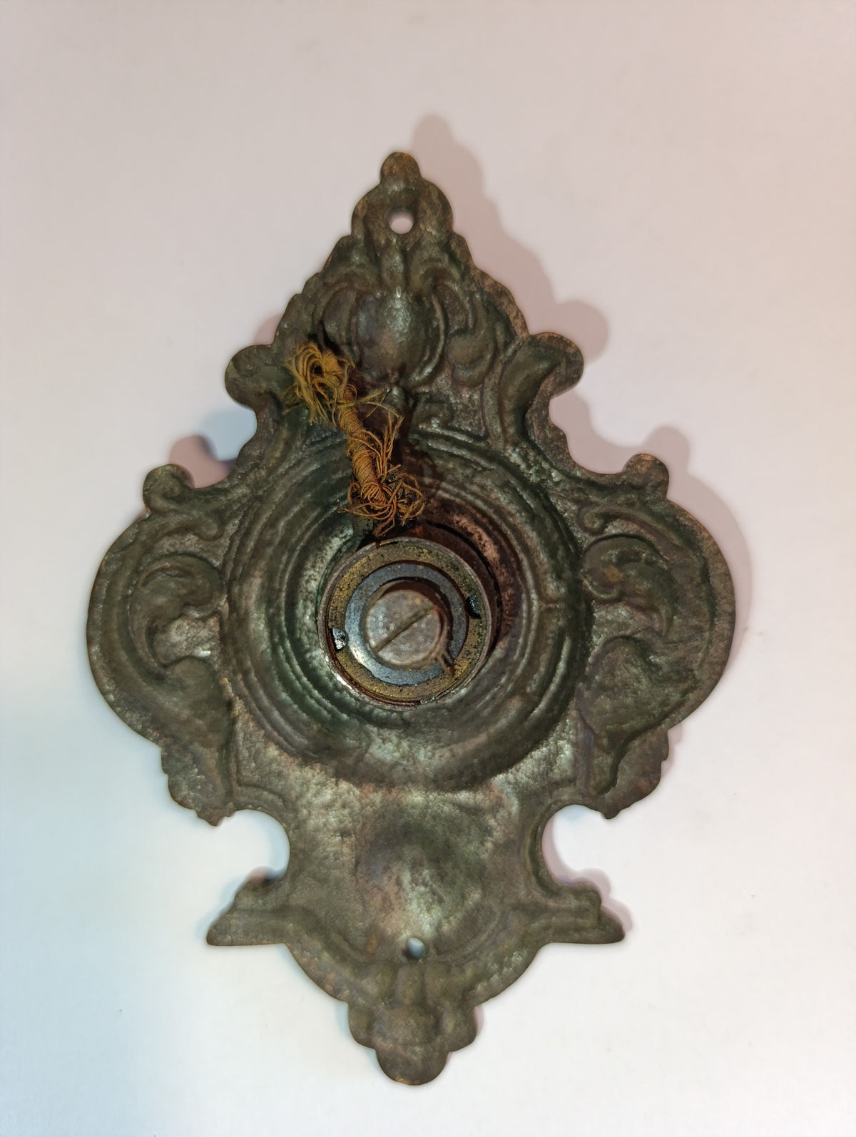 Ancien bouton de sonnette sur platine ouvragée – 13 cm – à restaurer