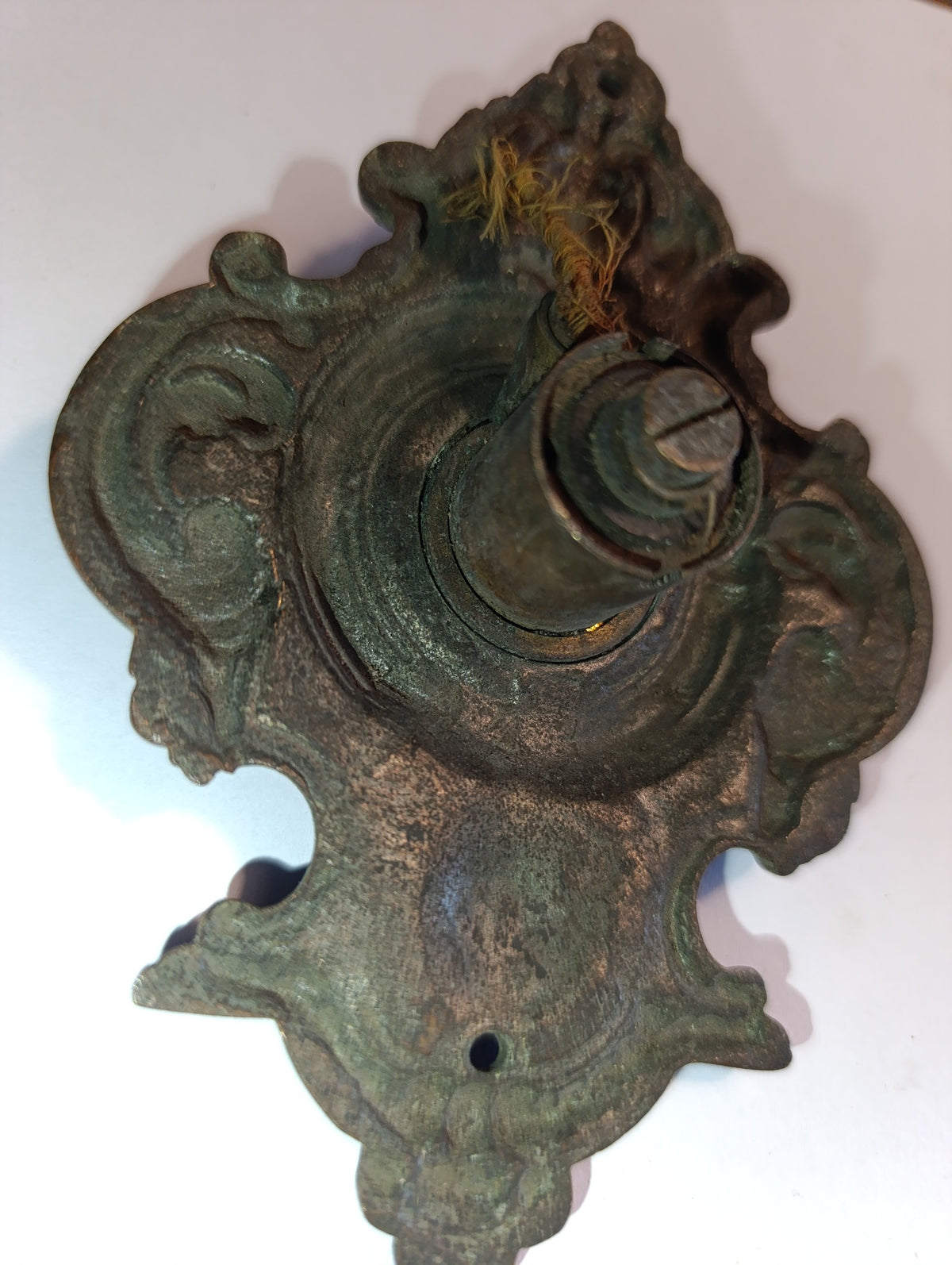 Ancien bouton de sonnette sur platine ouvragée – 13 cm – à restaurer