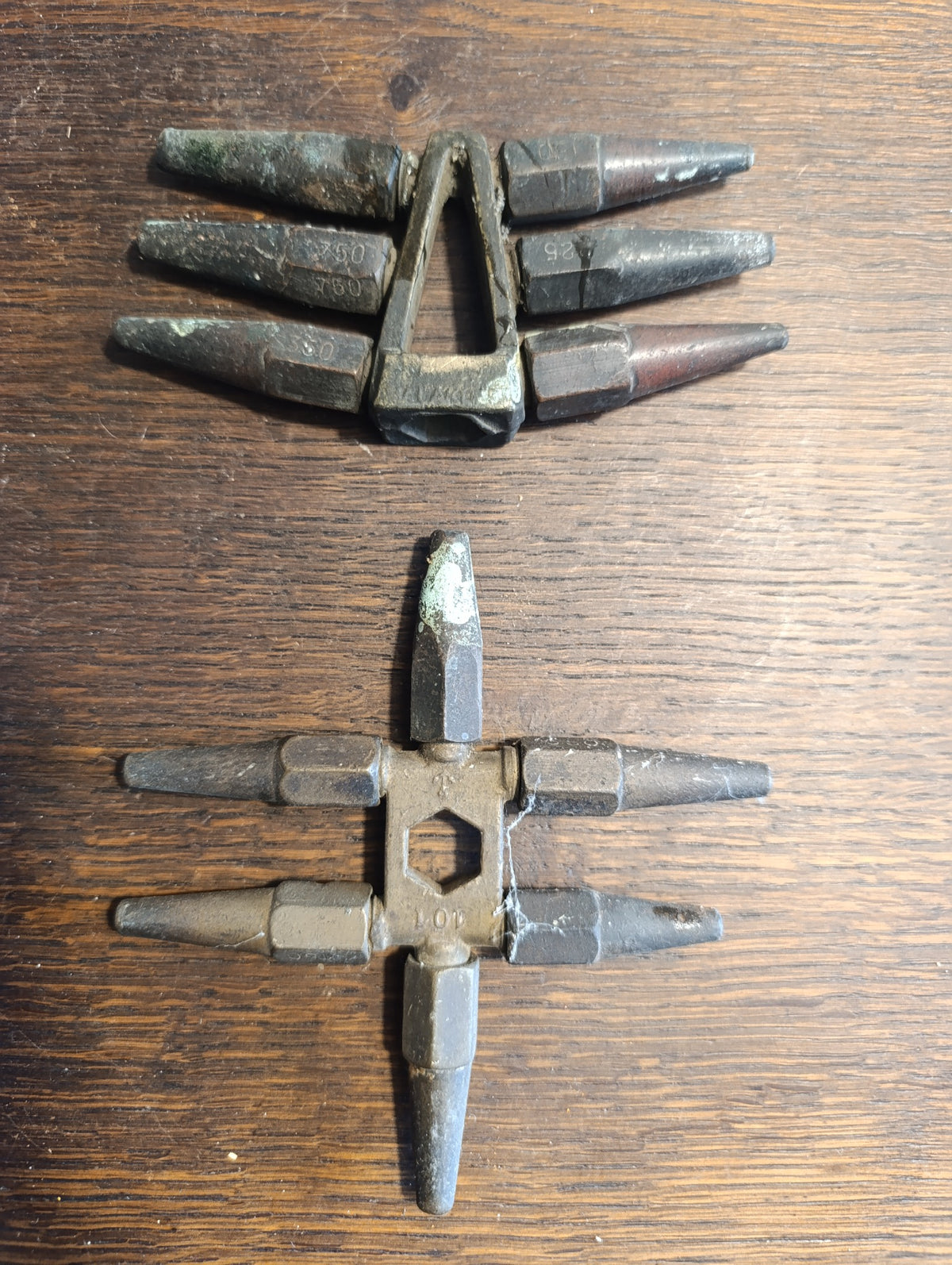Lot de 12 becs de chalumeau anciens sur deux supports – non testés