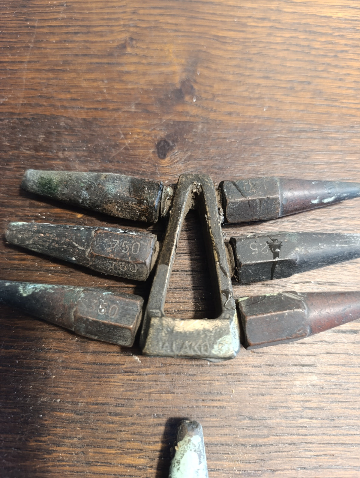 Lot de 12 becs de chalumeau anciens sur deux supports – non testés