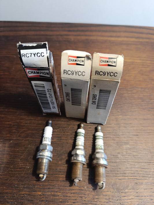 Lot de 3 bougies d’allumage usagées avec boîtes anciennes – collection