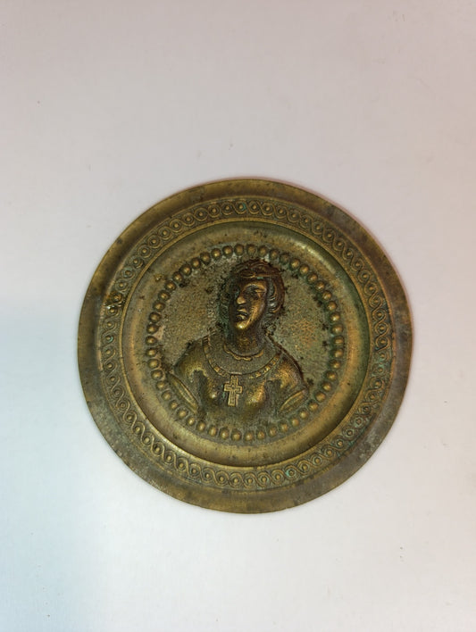 Médaillon décoratif ancien à buste féminin – métal à patine dorée