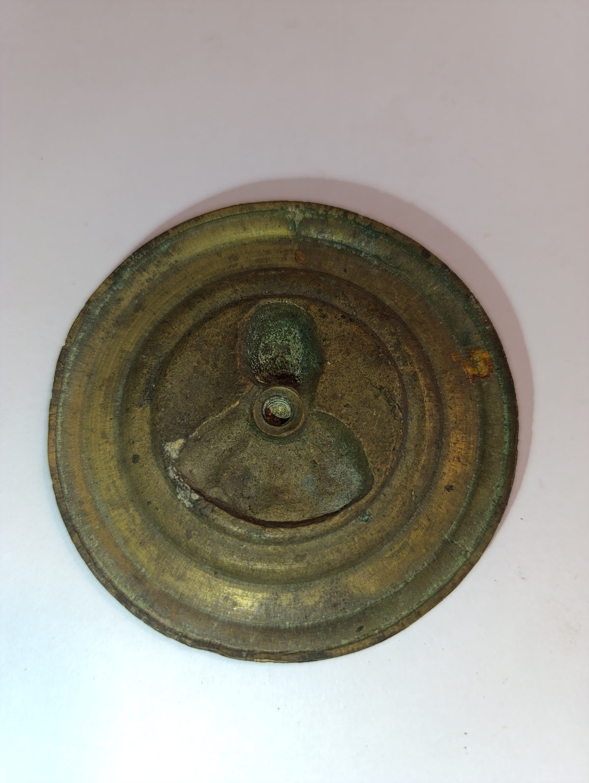 Médaillon décoratif ancien à buste féminin – métal à patine dorée