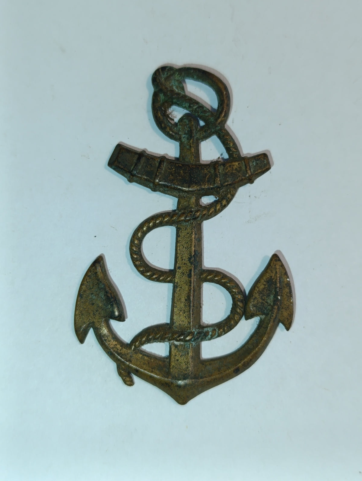 Ornement en forme d’ancre marine avec cordage – métal patiné
