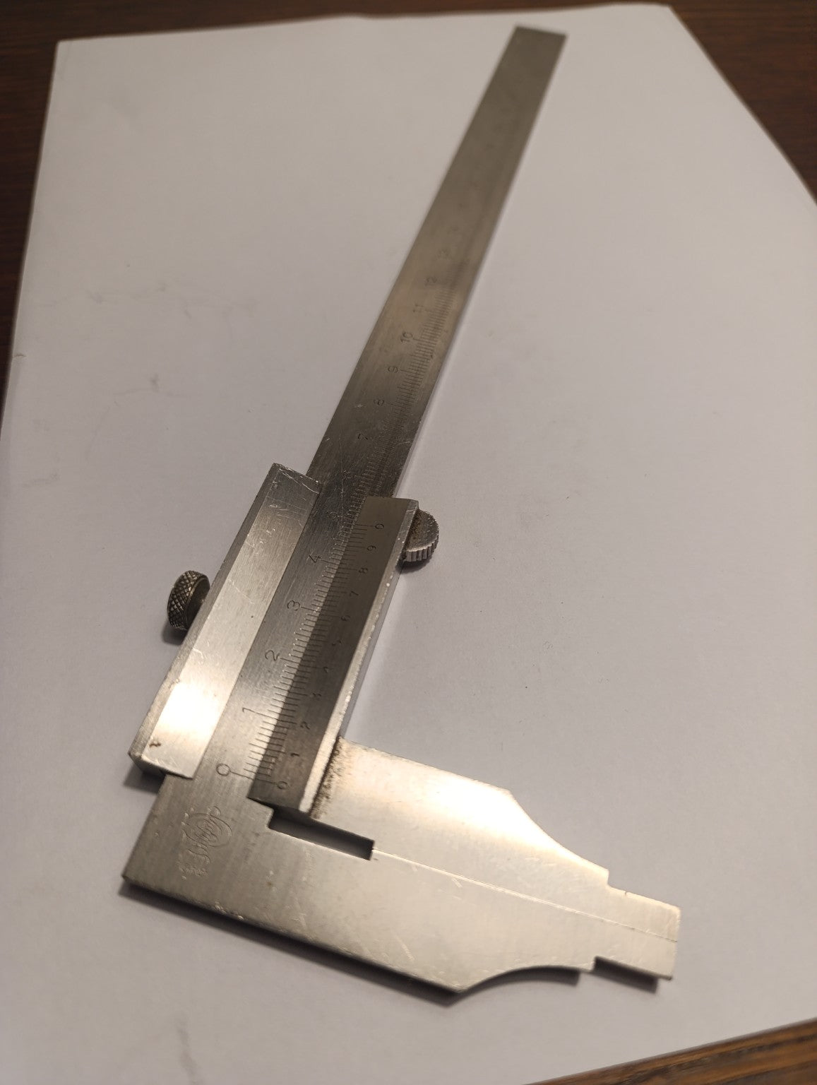 Pied à coulisse ancien à vernier, vue d’ensemble