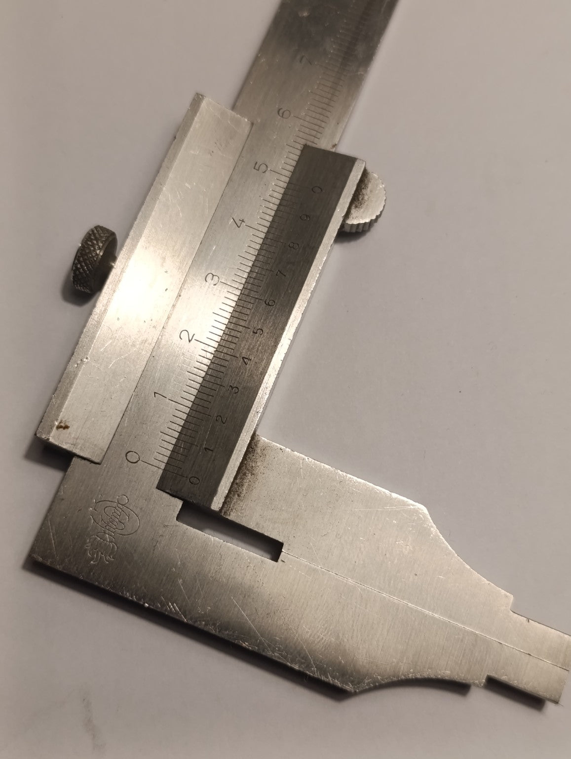 Détail des becs et du vernier du pied à coulisse ancien