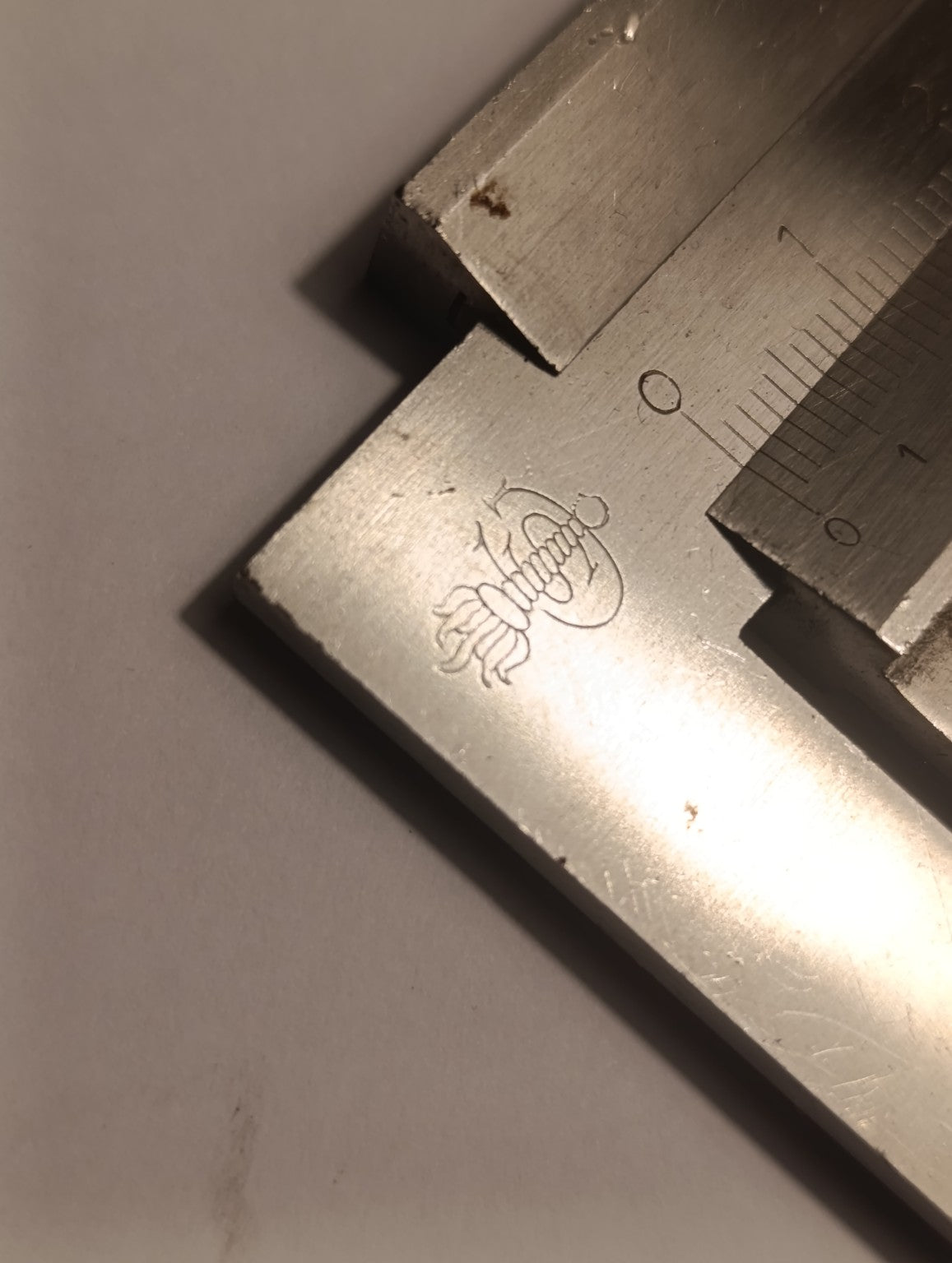 Logo gravé sur le pied à coulisse ancien