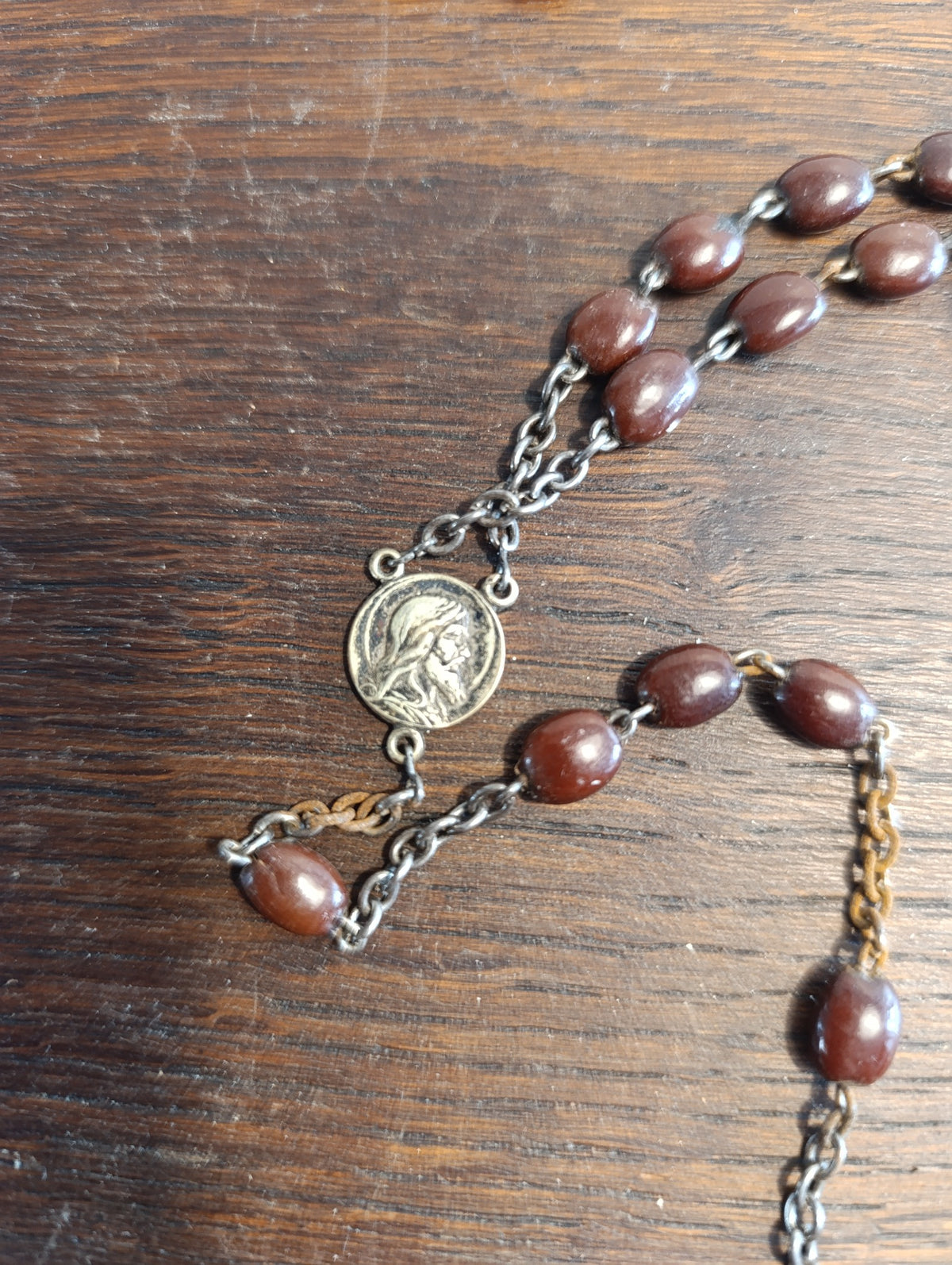 Détail de la médaille centrale et des grains bruns du chapelet