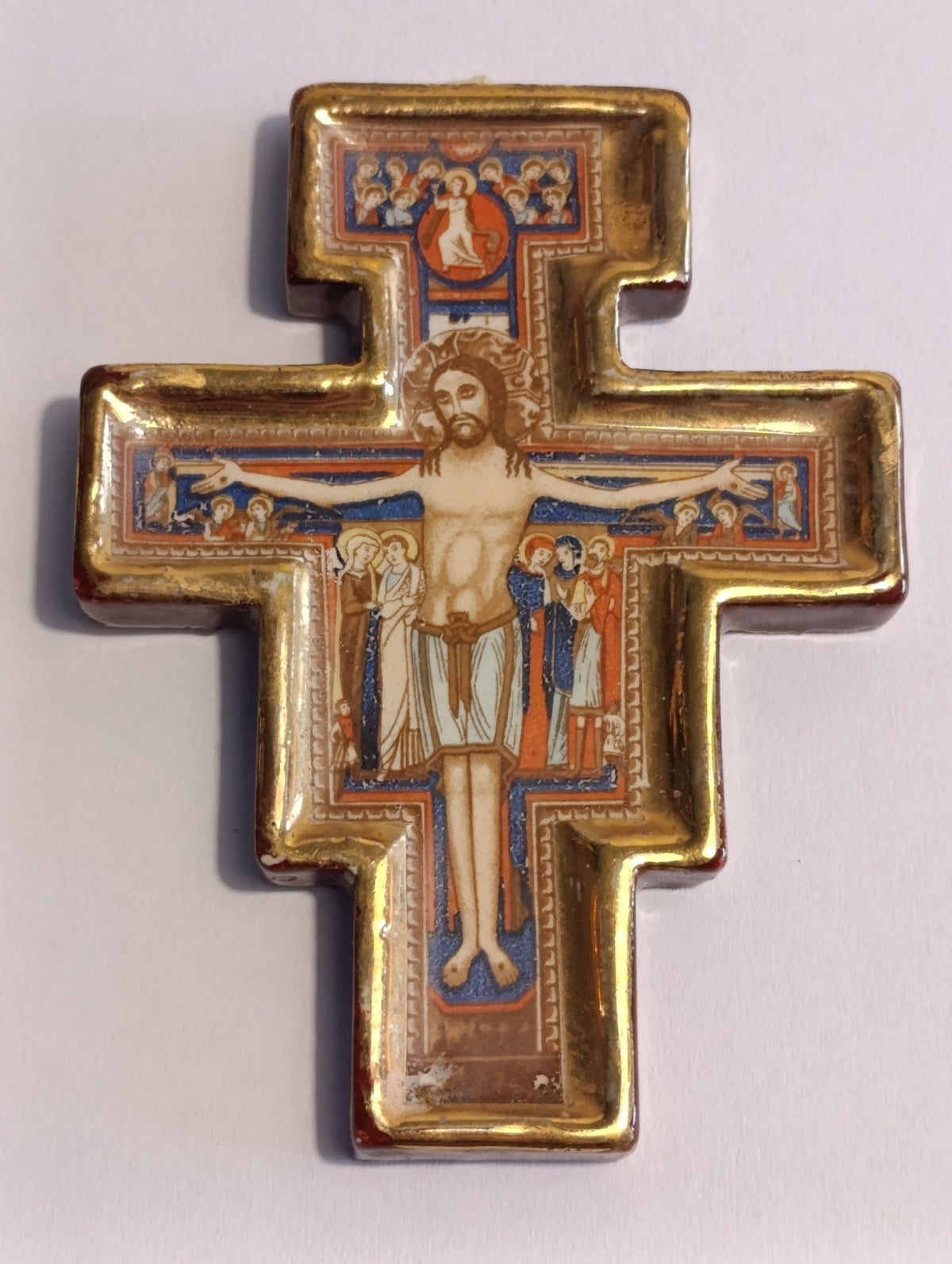 Croix de Saint-Damien, décor polychrome et bordure dorée