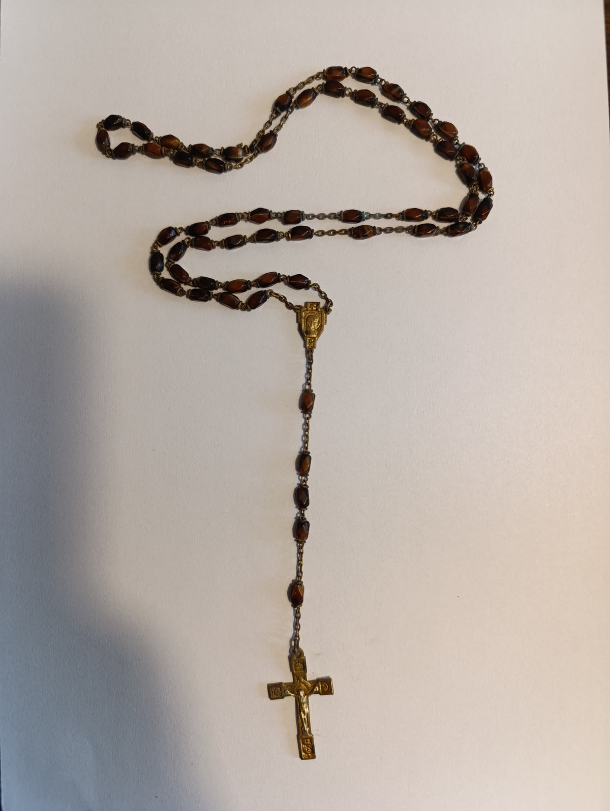 Chapelet à grains bruns facettés et crucifix à décor doré