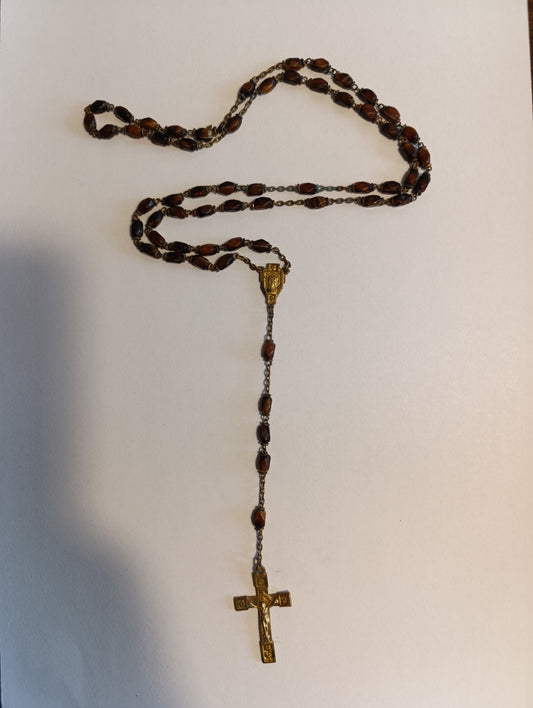 Chapelet à grains bruns facettés et crucifix à décor doré