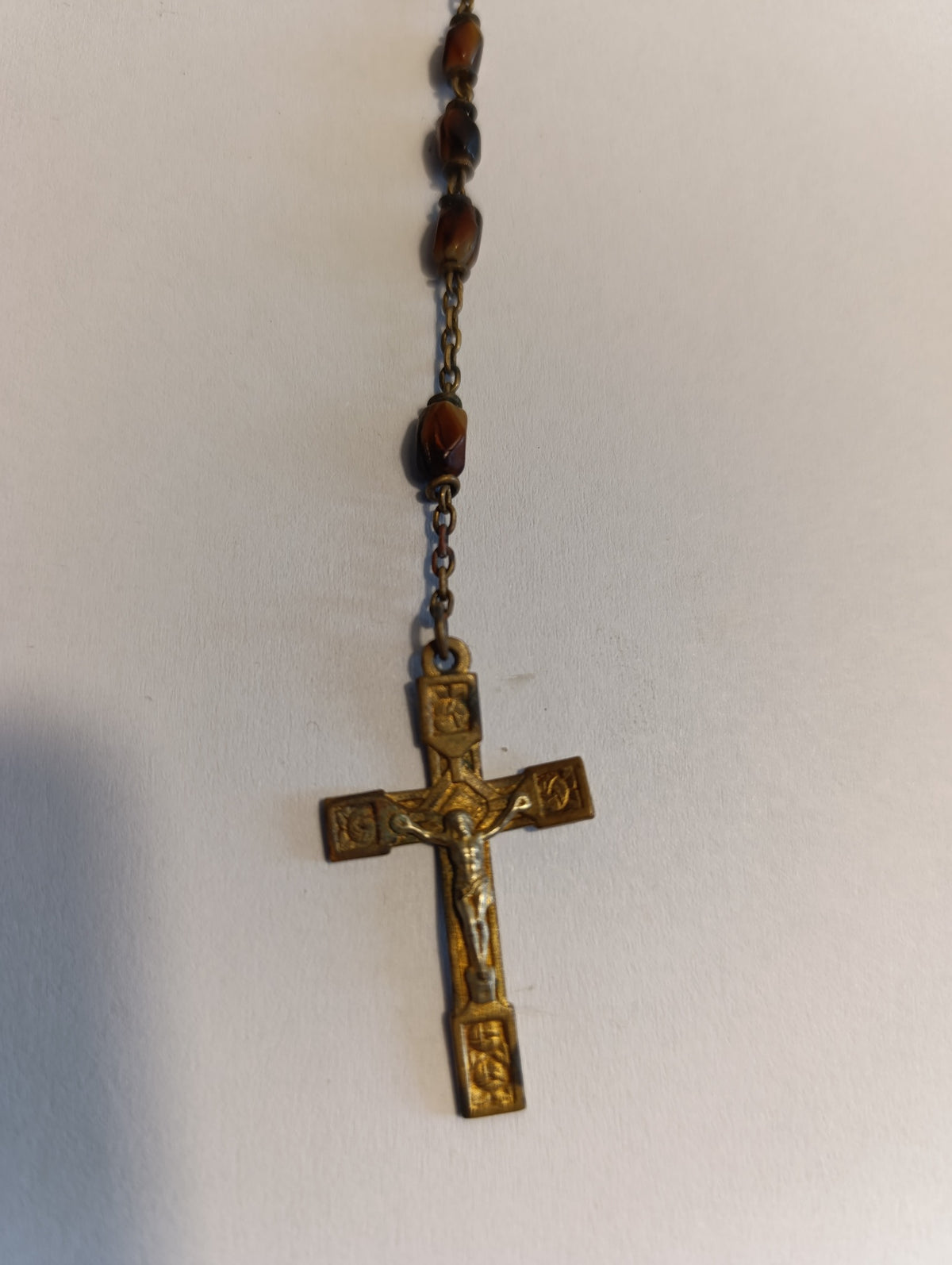 Chapelet à grains bruns facettés et crucifix à décor doré