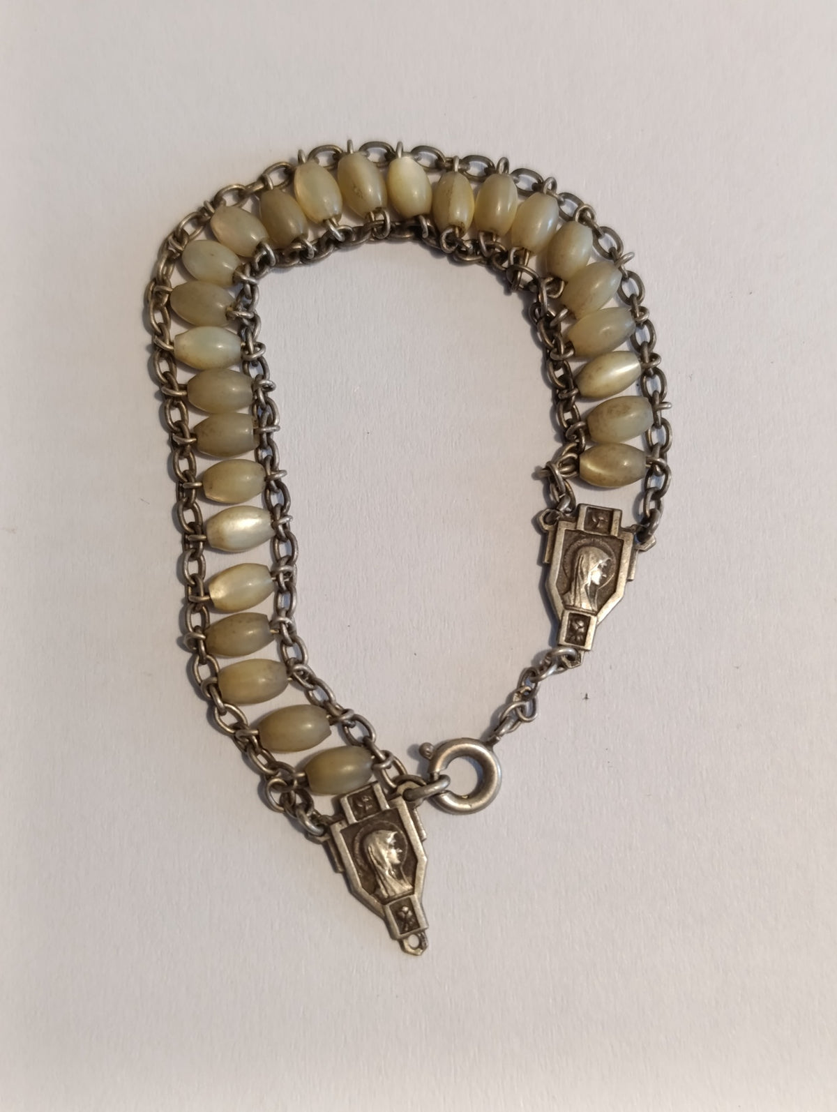Bracelet religieux à grains nacrés et médailles de la Vierge