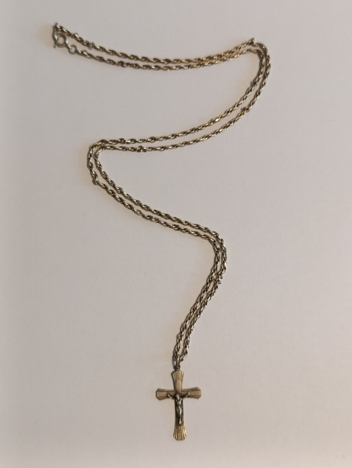 Collier religieux avec crucifix à branches striées et chaîne