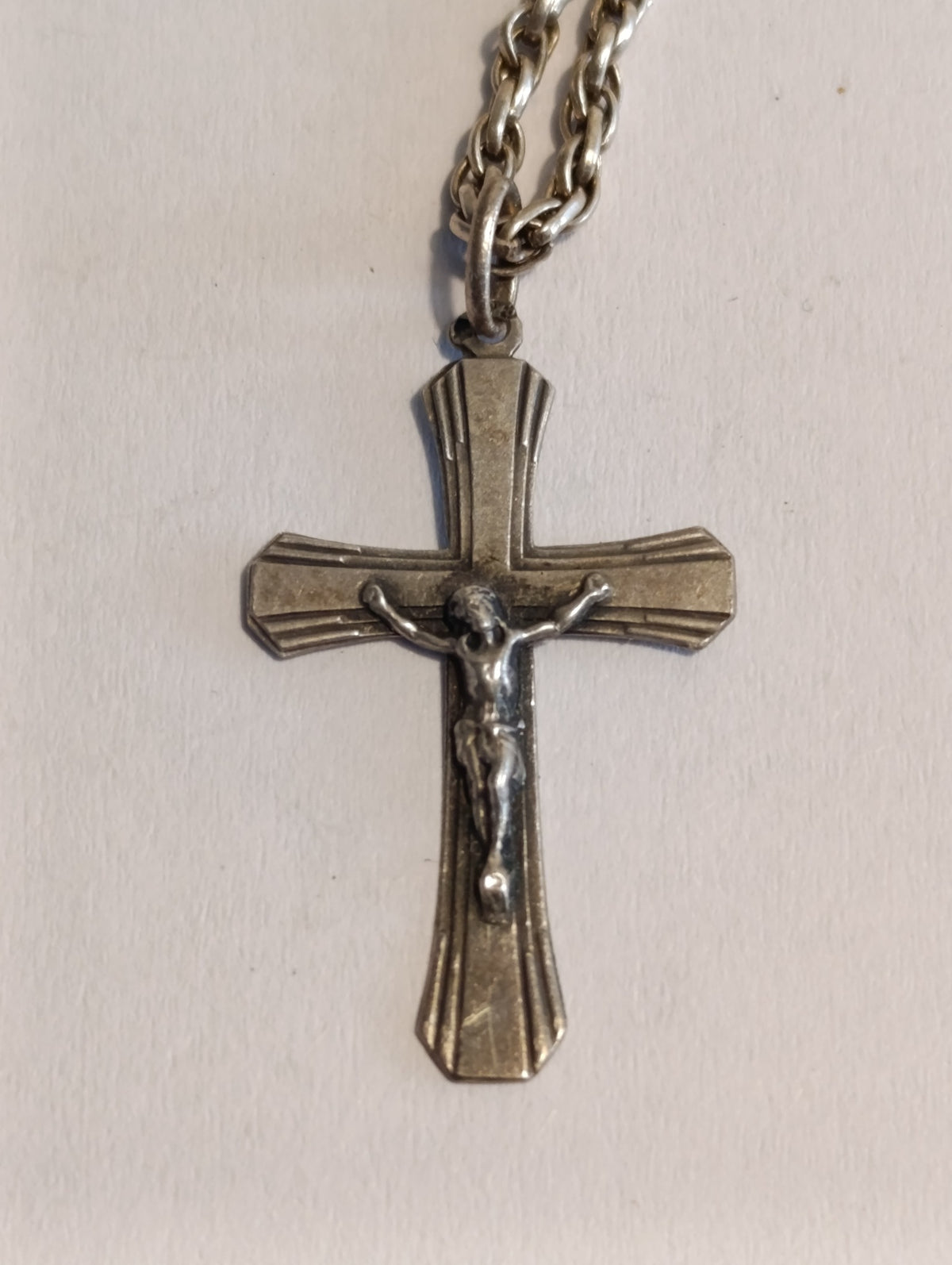 Collier religieux avec crucifix à branches striées et chaîne