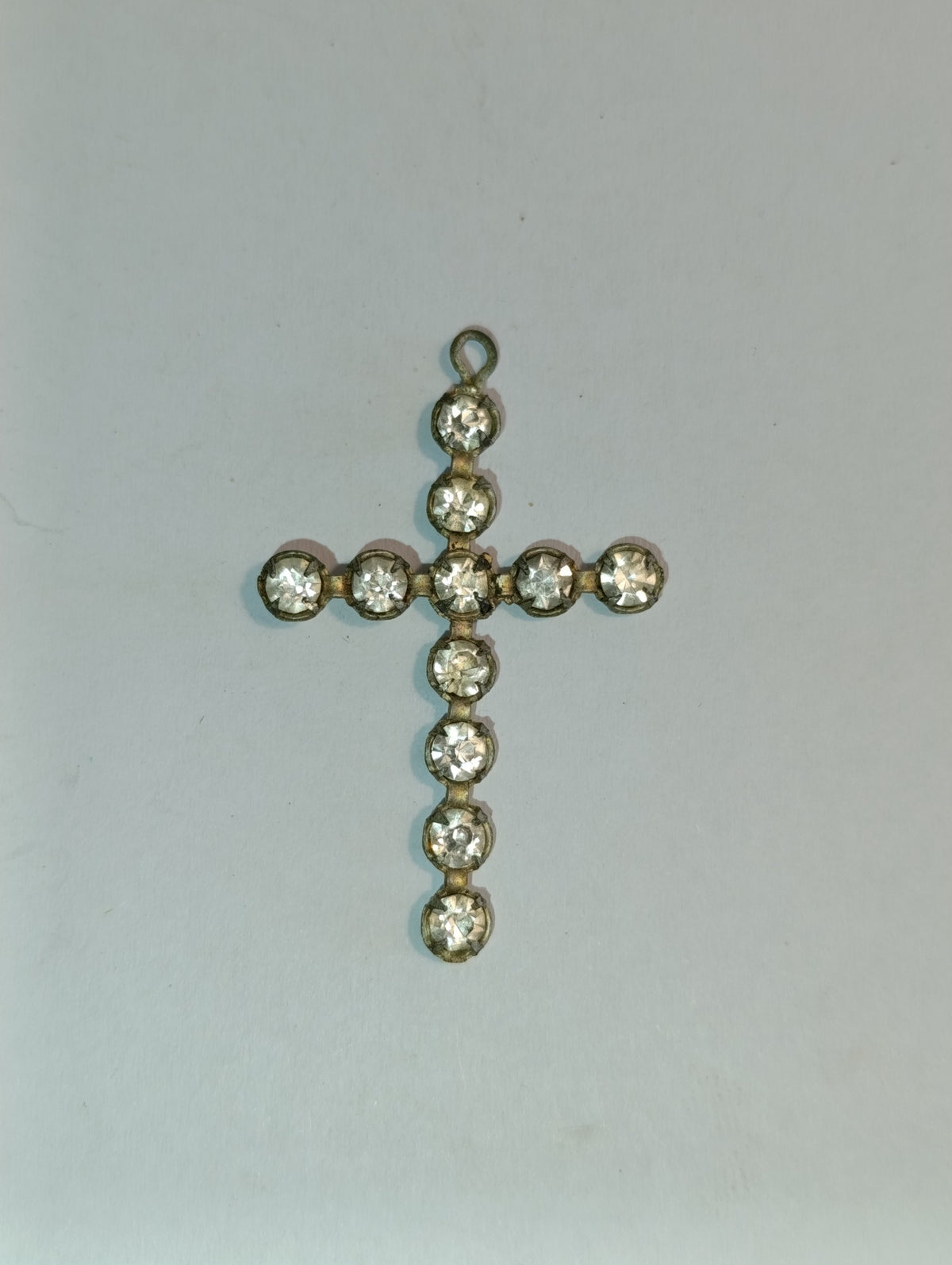 Pendentif croix à onze strass clairs sertis