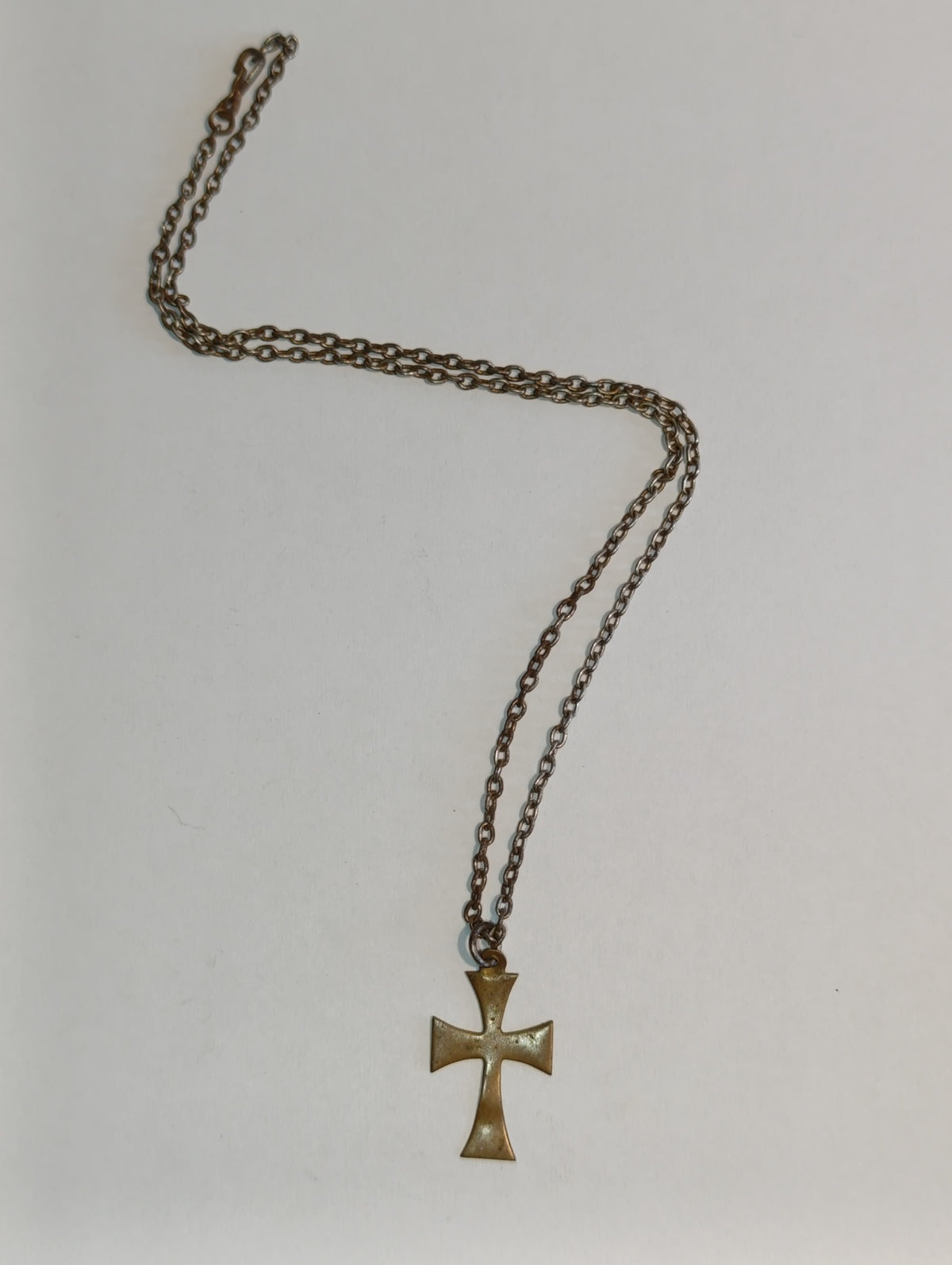 Collier à croix pattée lisse et chaîne métallique