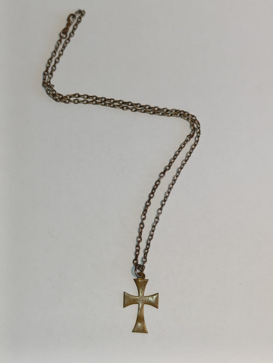 Collier à croix pattée lisse et chaîne métallique
