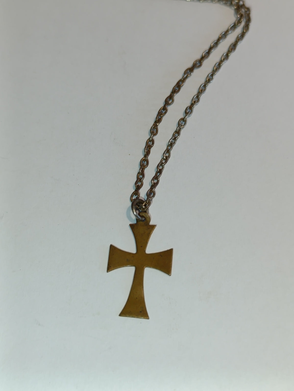 Collier à croix pattée lisse et chaîne métallique