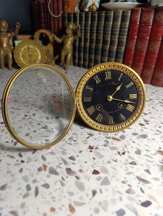 Réveil ancien mécanique de voyage – Cadran noir et chiffres romains dorés – Paris – À restaurer