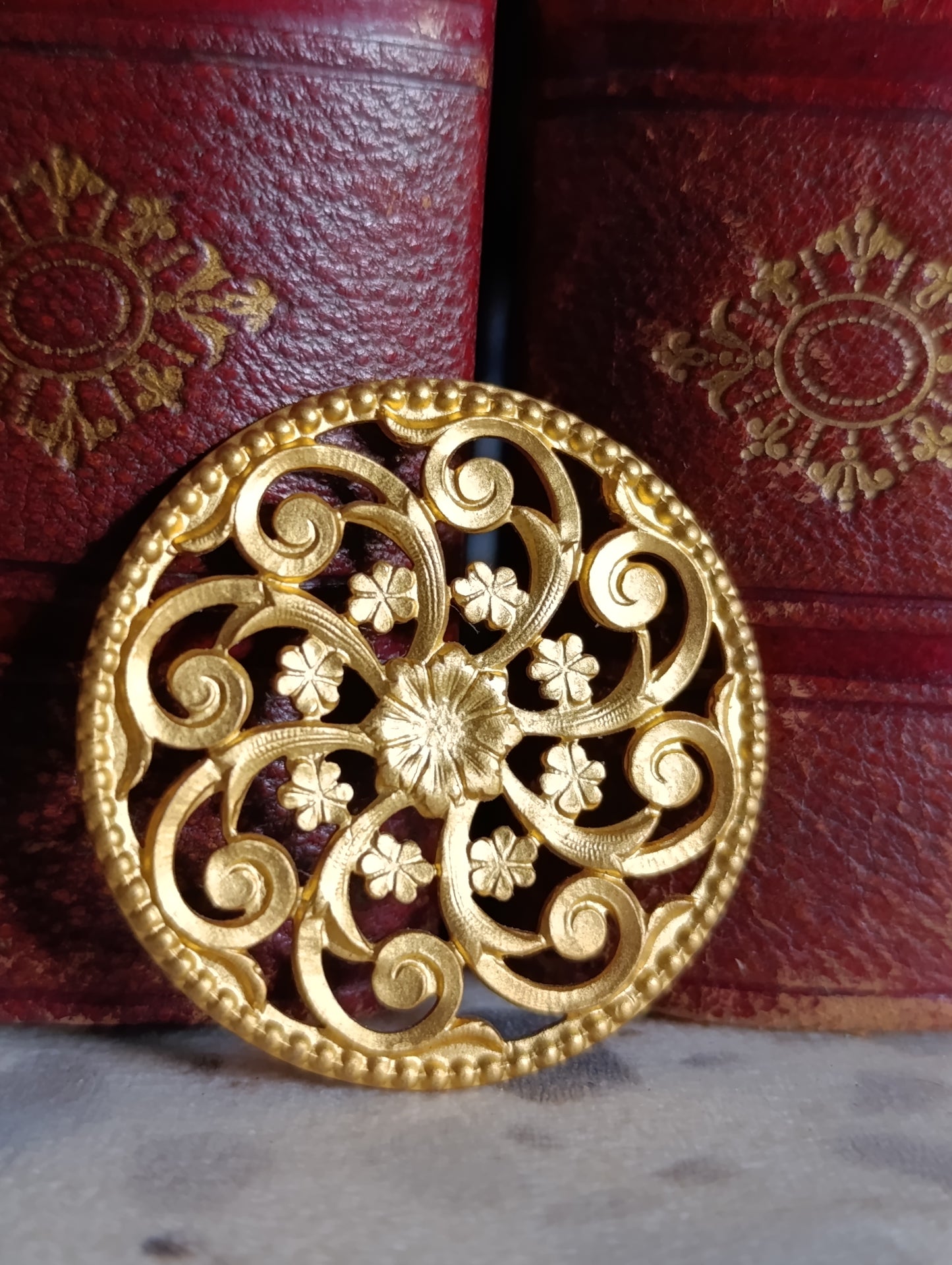 Rosace ornementale ajourée en laiton doré – décor floral – Ø 3,7 cm