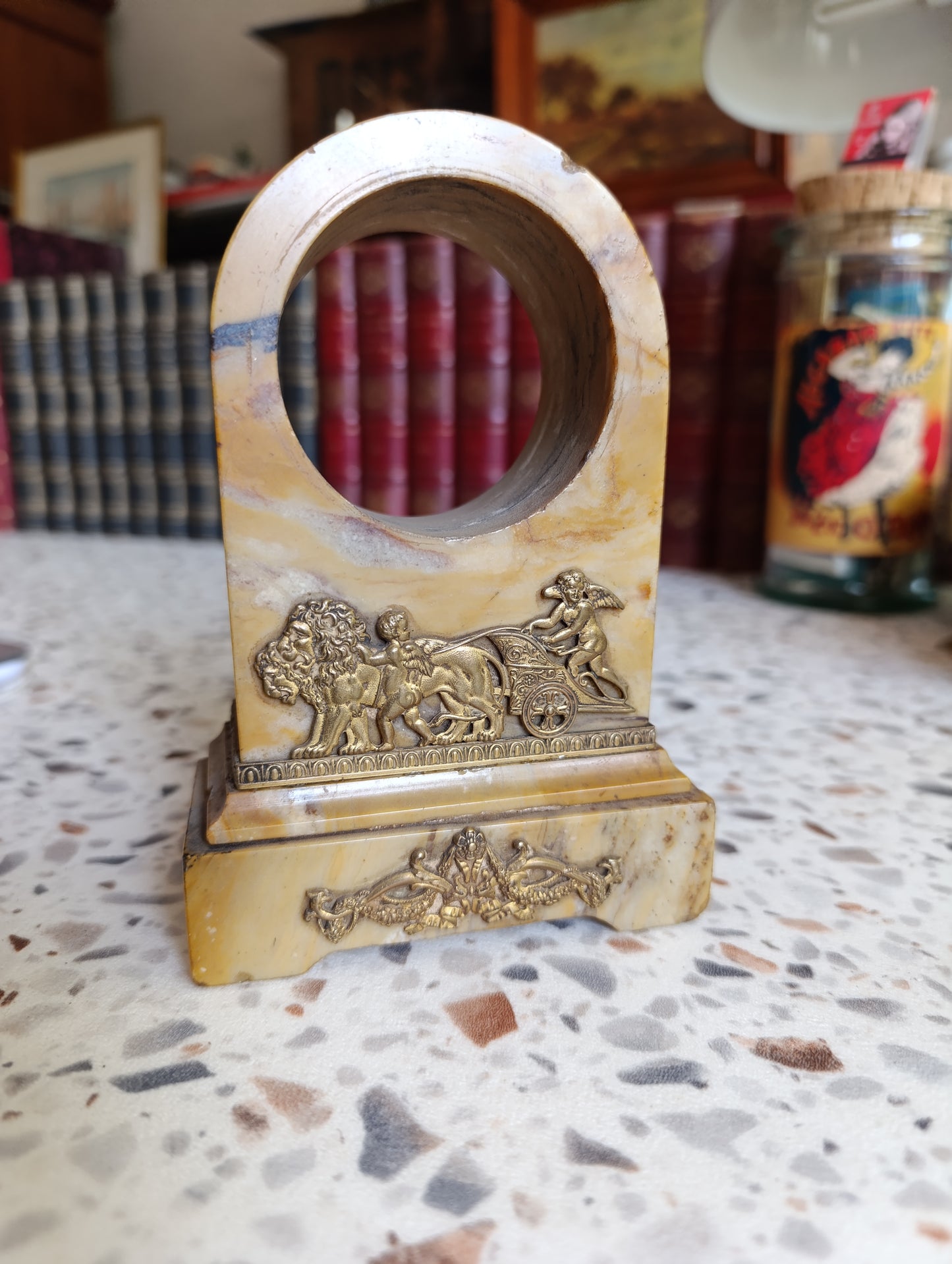 Socle d’Horloge Ancien en Marbre Onyx à Décor de Char Antique et Angelots
