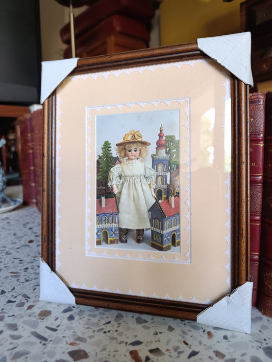 Tableau décoratif représentant une poupée ancienne encadrée – 23,2 x 28,2 cm