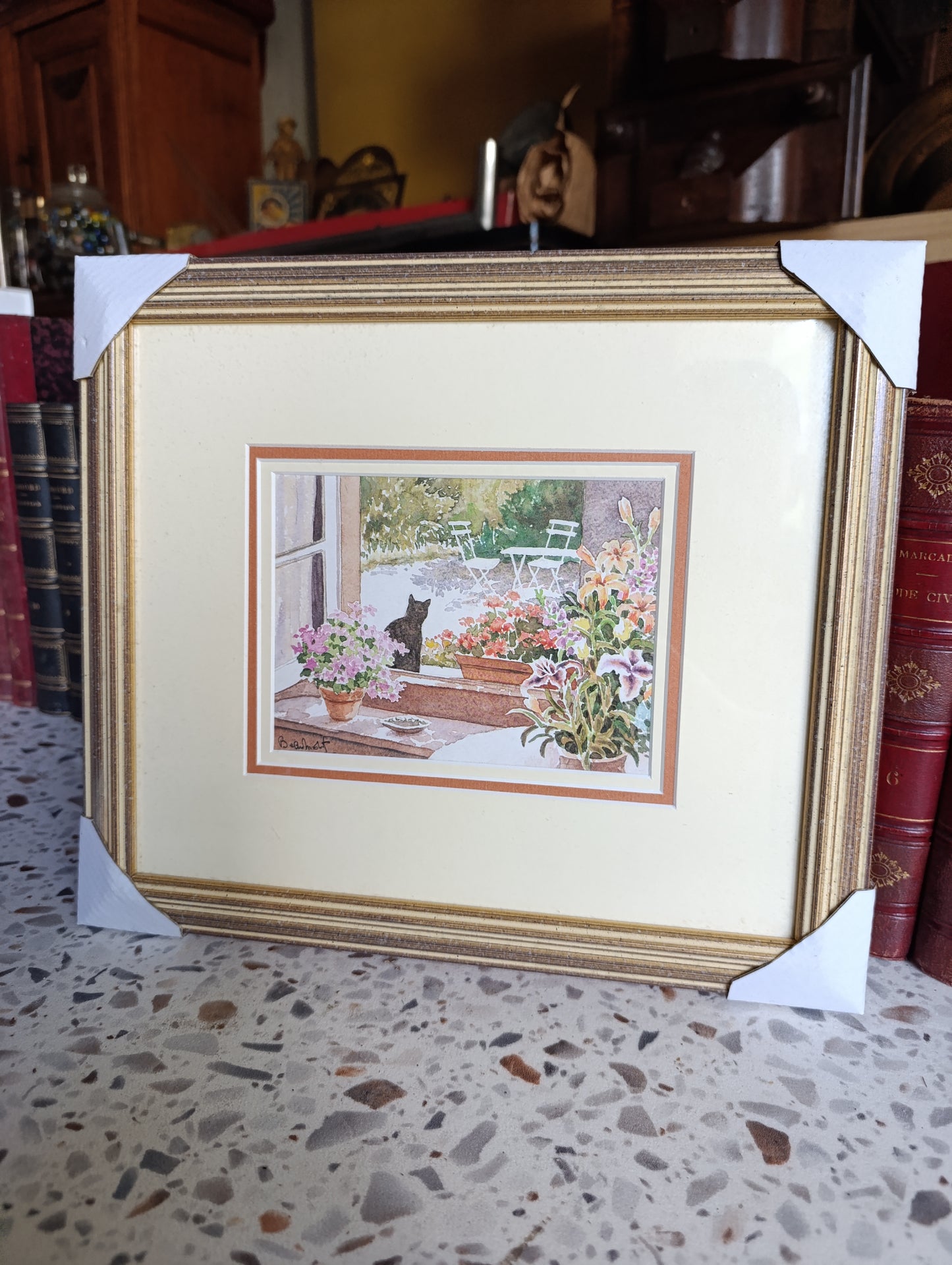 Aquarelle encadrée Chat à la fenêtre sur jardin fleuri – décoration romantique 32,3 x 28,3 cm