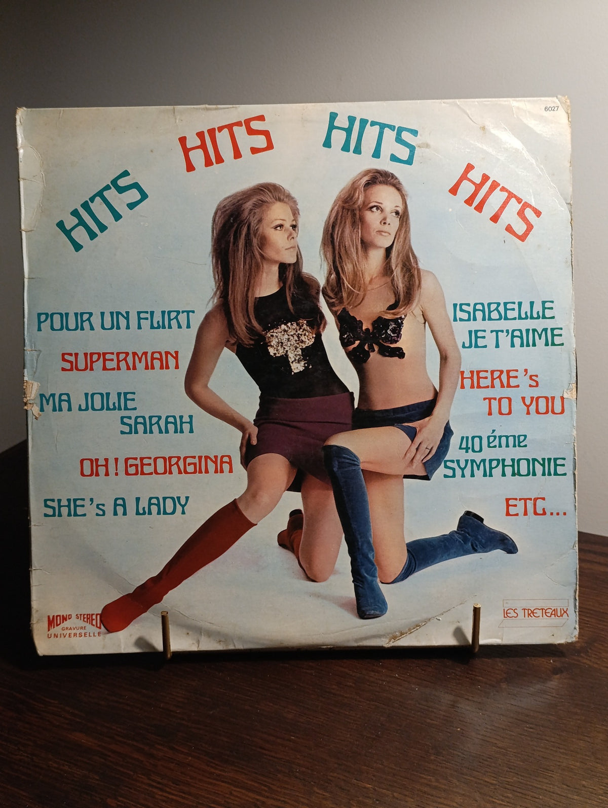 Hits Hits Hits Hits – Compilation Les Tréteaux – Vinyle 33 tours – pochette de l’exemplaire vendu